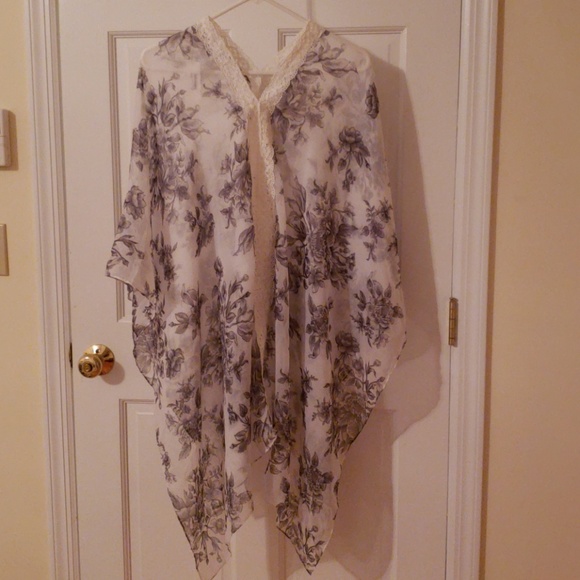 Charming Charlie Other - Light gray floral cover up